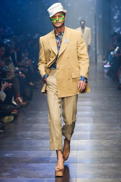 Look 10